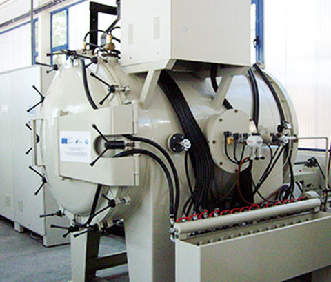 Vacuum furnace for carburizing and nitrocarburizing in pulsed glow discharge and rapid gas cooling